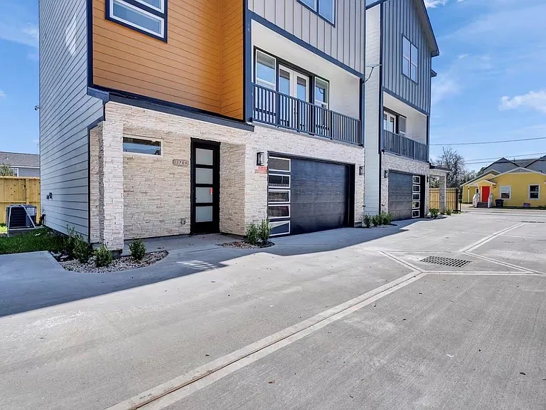 2709 Berry St — Photo 3