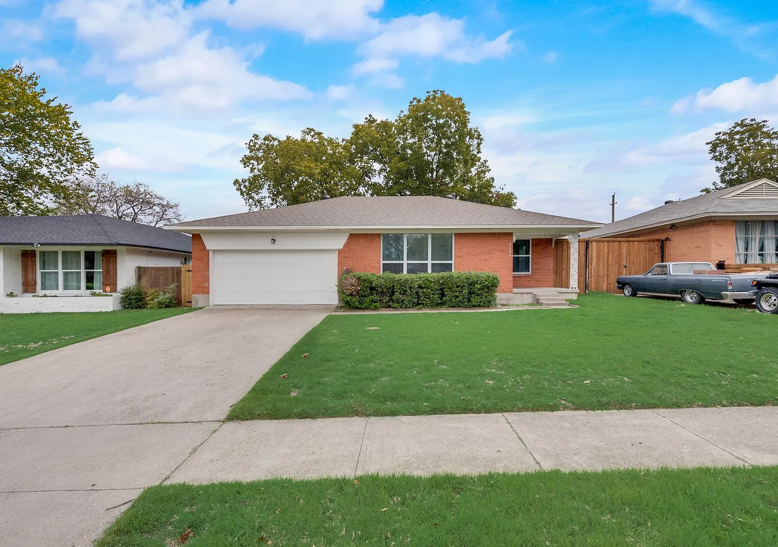 A must Updated Dallas home located in Casa View Oaks! — Photo 2
