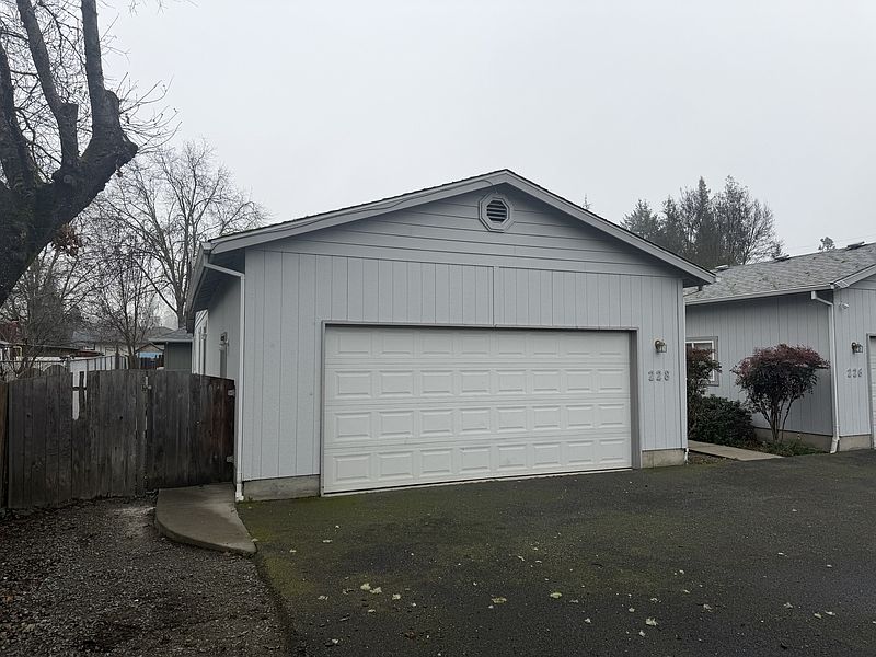 1st image of 228 SW Westholm Ave