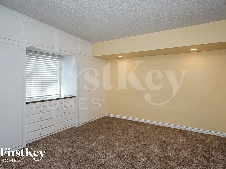 3904 El Parque Ave — Photo 8