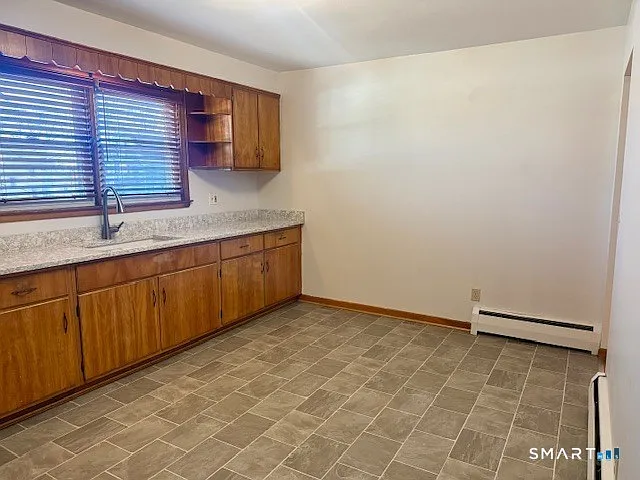 3 bed, 1.0 bath, 1242 sqft, $2,200 — Photo 4