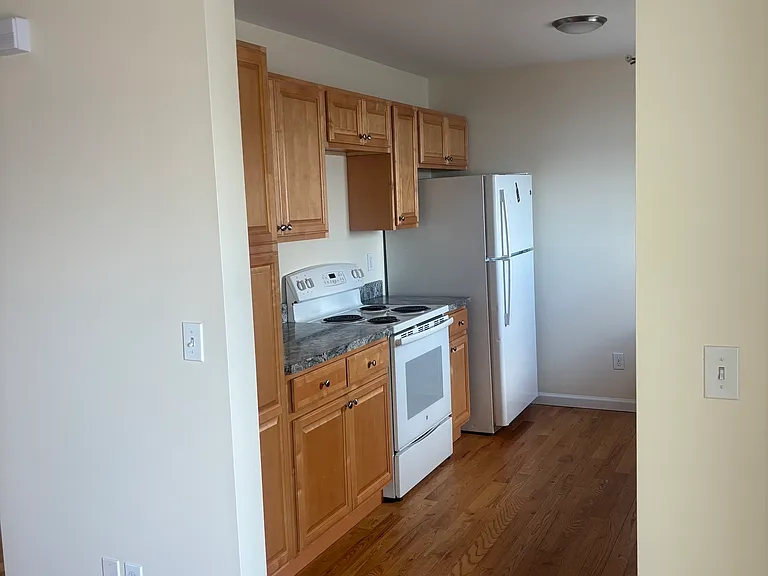90 Townsend Ave — Photo 2