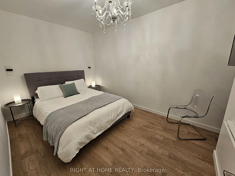 1054 Dufferin St #2 — Photo 8