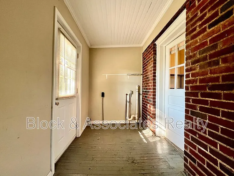 120 S Poplar St — Photo 17