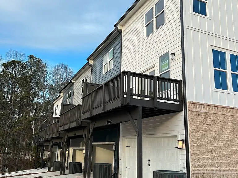 900 Cotton Dr SE — Photo 4