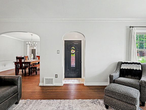 3rd image of 200 N Parkwood Ln