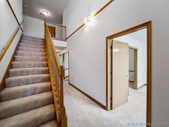 4th image of 1014 N Douglas Dr