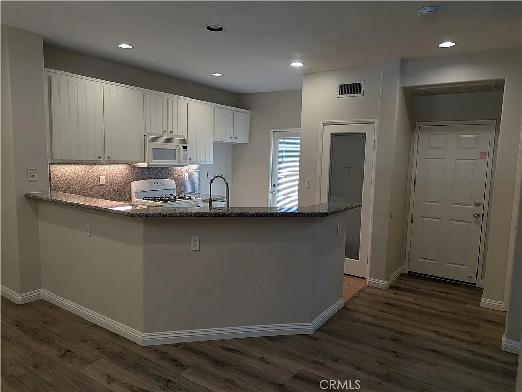 3 bed, 2.5 bath, 1492 sqft, $3,500 — Photo 4