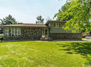 2401 W Old Yankton Rd, Sioux Falls, SD 57108