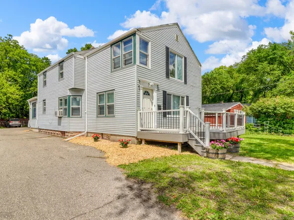 611 10th St S, Moorhead, MN 56560