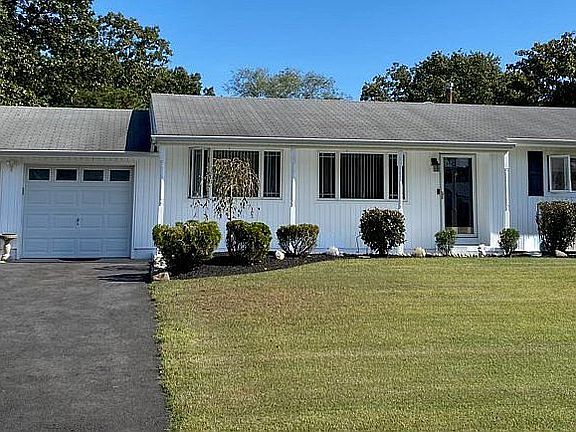2nd image of 1016 Crystal Dr