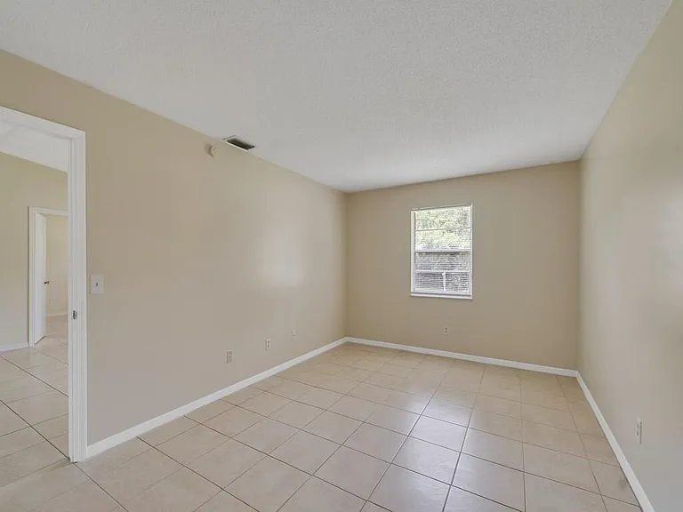 205 SW Voltair Ter — Photo 15