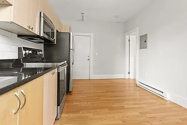 12-14 Lyndhurst St #1F — Photo 2