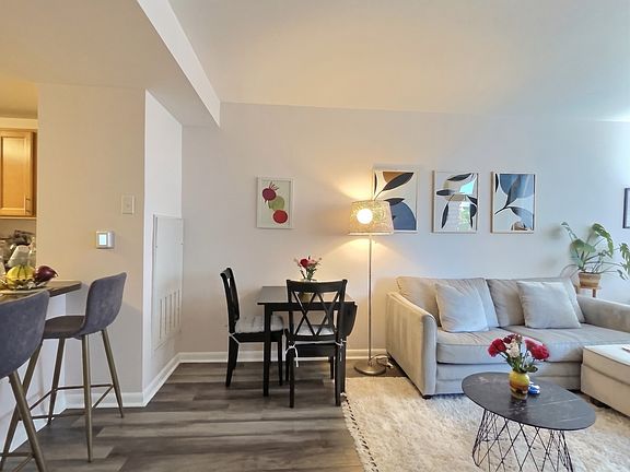 Kitchen bar stools & eating area