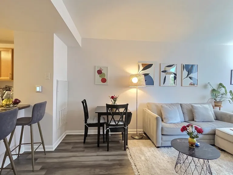Kitchen bar stools & eating area