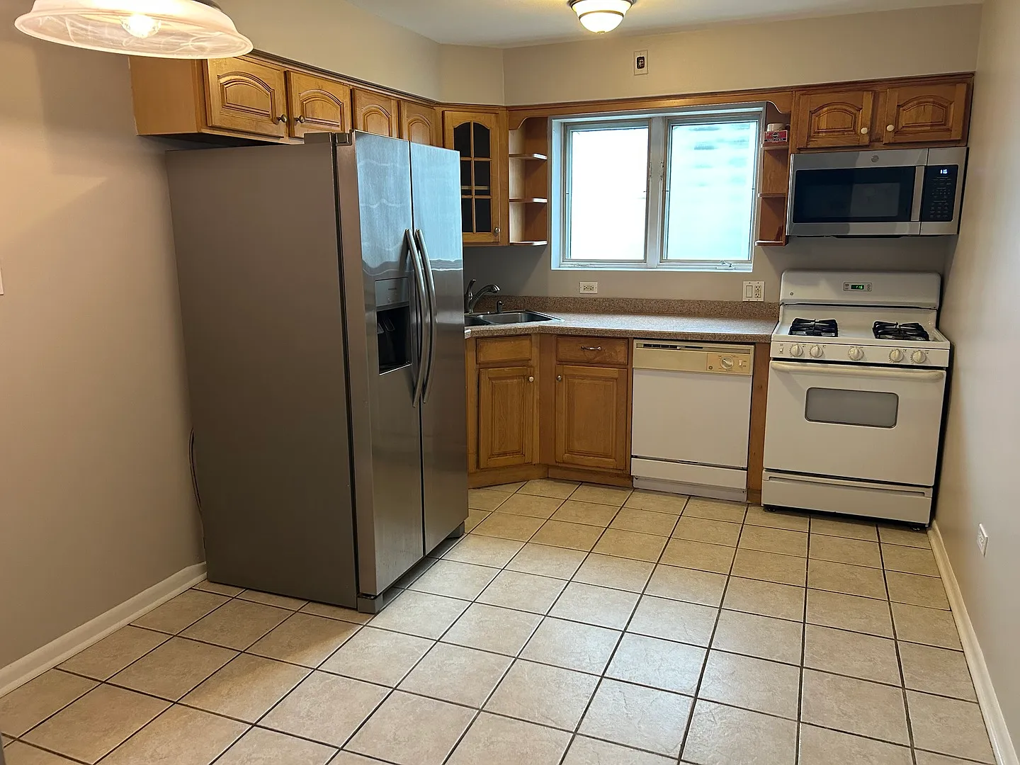 2 bed, 750 sqft, $1,900 — Photo 3