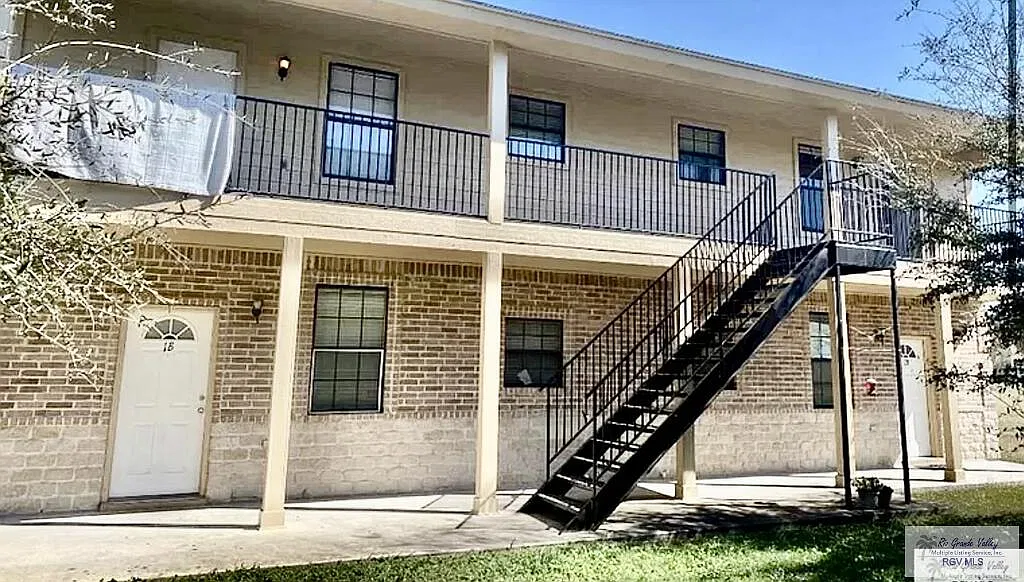 2 bed, 1.0 bath, 705 sqft, $900 — Photo 1