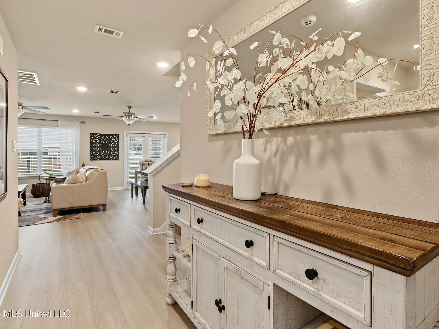 5 bed, 2.0 bath, 2697 sqft, $2,800 — Photo 2