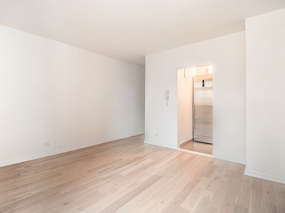 5th image of 4 Park Ave APT 22B