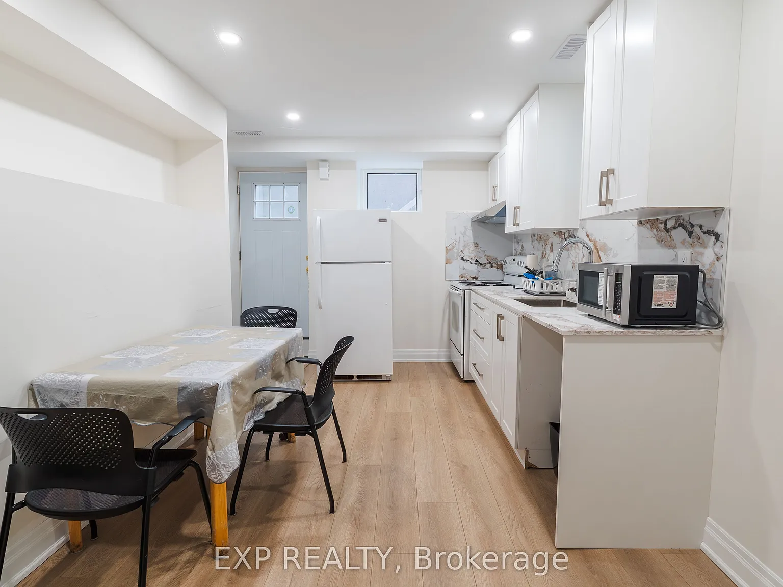 3 bed, $2,400 — Photo 4