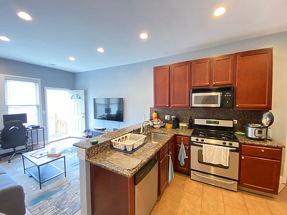 3rd image of 832 S Claremont Ave #2M