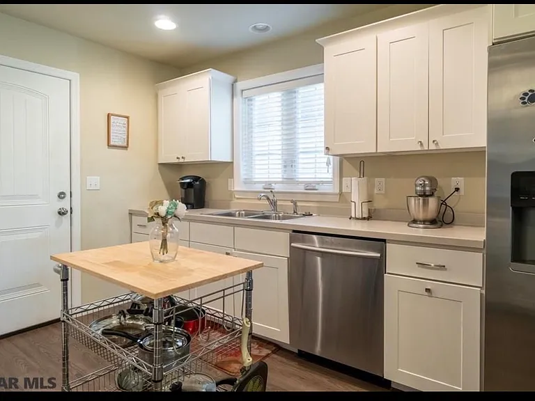 213 Jonathan Ln — Photo 3