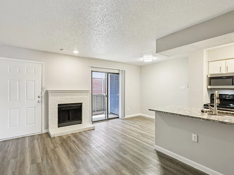 Claro Court Apartments — Photo 15