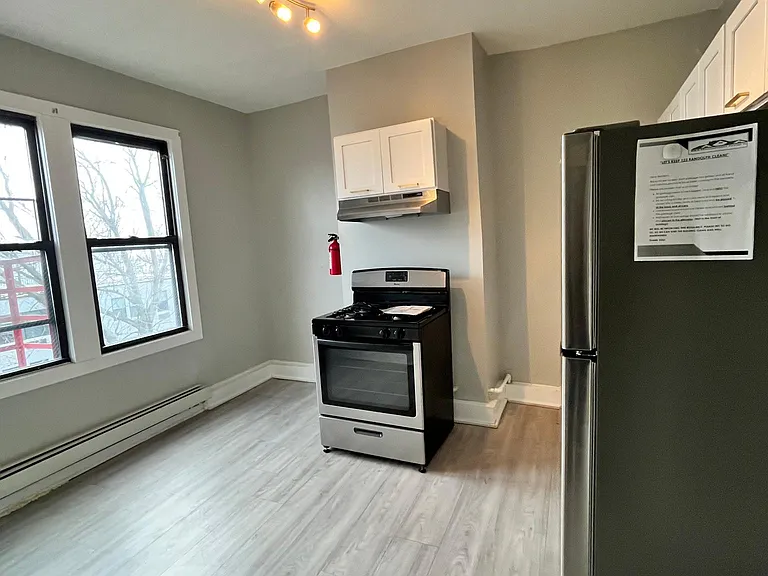 122 Randolph Ave #3R — Photo 2