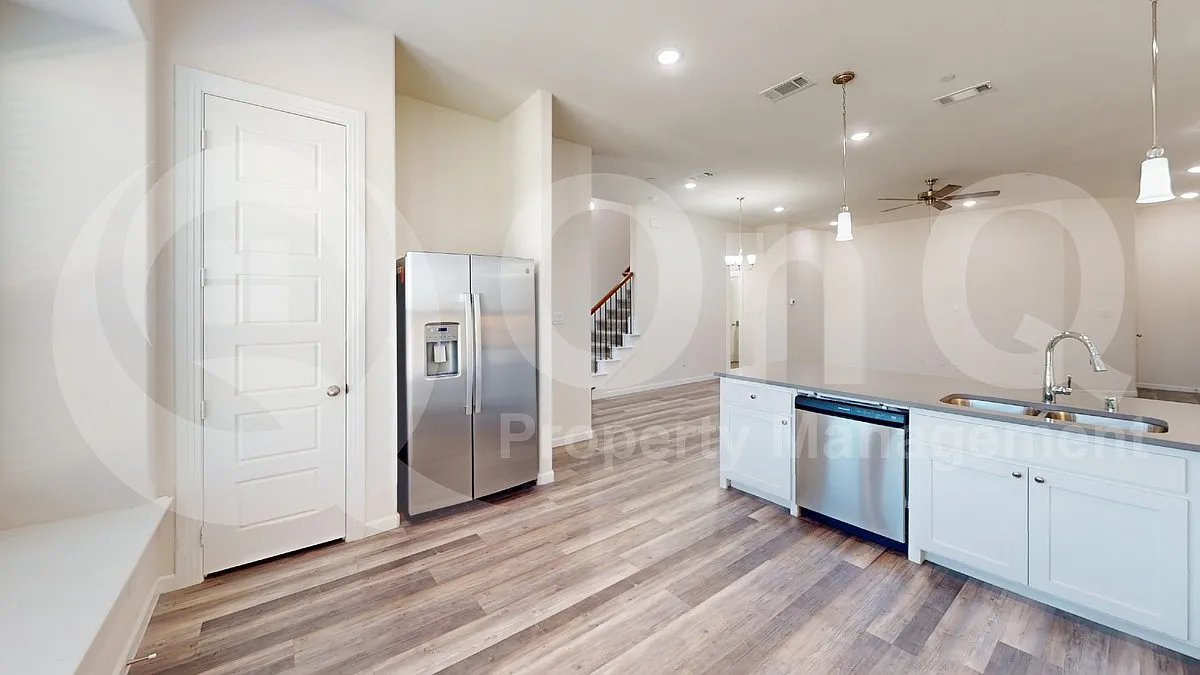 4 bed, 2.5 bath, 2159 sqft, $2,449 — Photo 4
