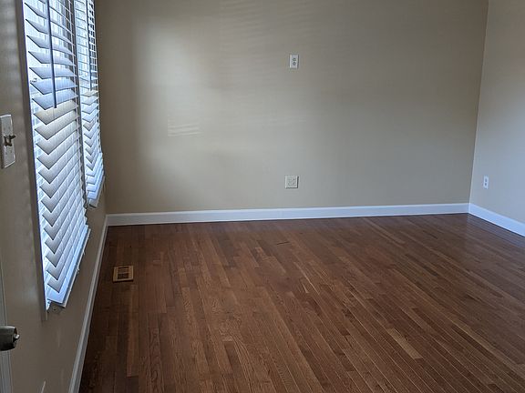 4th image of 18005 Queen Elizabeth Dr