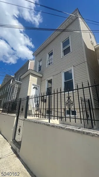171 Butler St photo 1