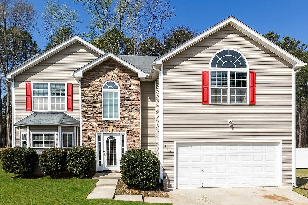 4 bed, 2.0 bath, 2408 sqft, $2,000 — Photo 1