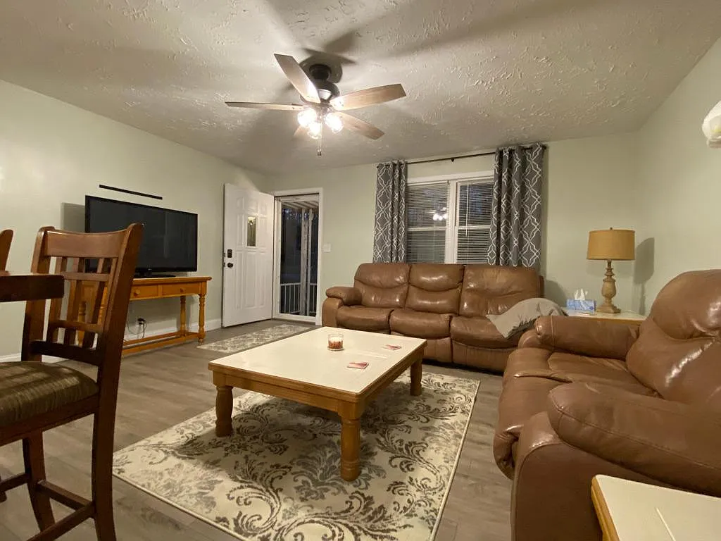 4 bed, 1.5 bath, 1600 sqft, $2,250 — Photo 3