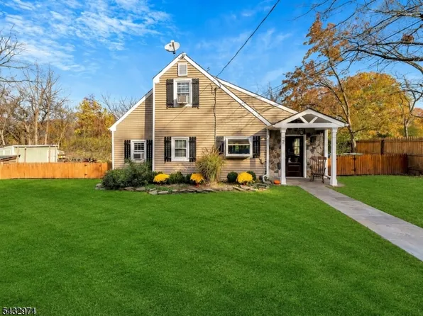2 Sloan Ln, Lebanon Boro, NJ 08833