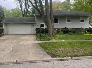804 Elizabeth St, Batavia, IL 60510