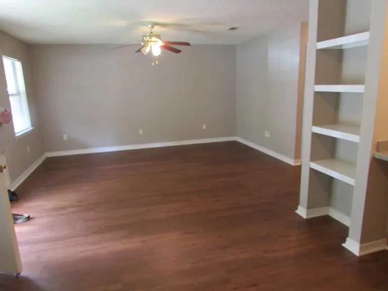 Royal Oaks Apts — Photo 7