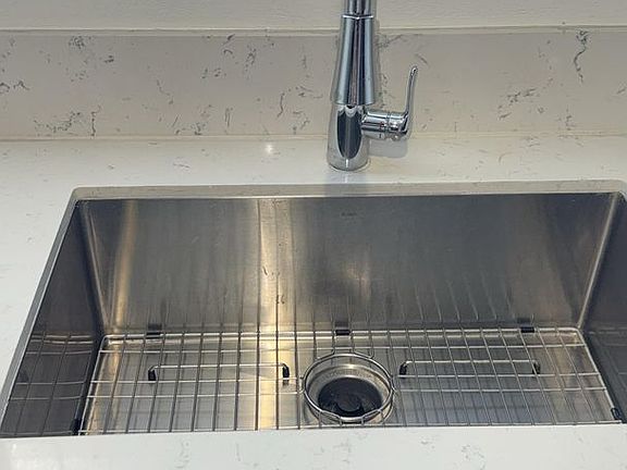 3rd image of 3470 Monroe Ave #5