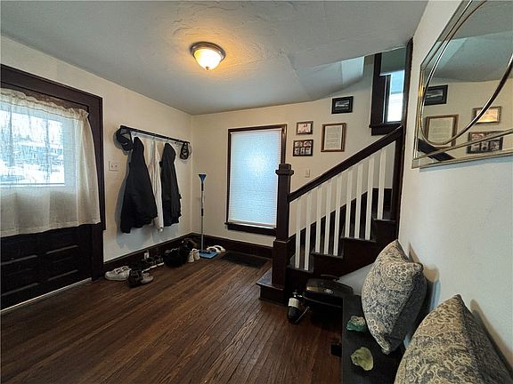 4th image of 305 Janeway St