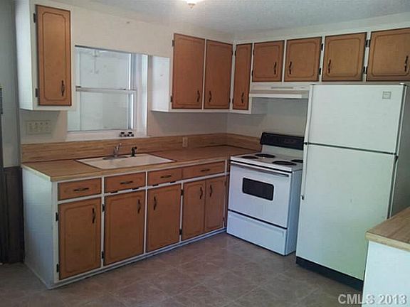 4th image of 1225 Carolyn Dr