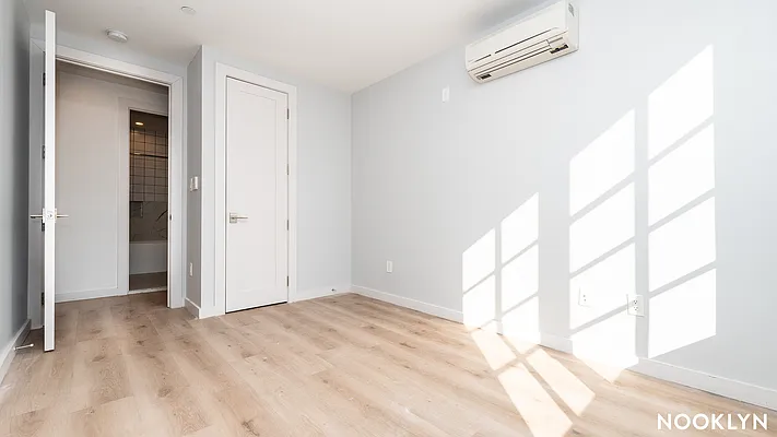 Rented by Nooklyn NYC LLC | media 102