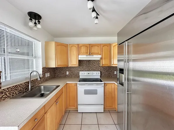 641 93rd Ave N, Naples, FL 34108