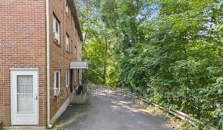 451 Divinity St #E — Photo 4