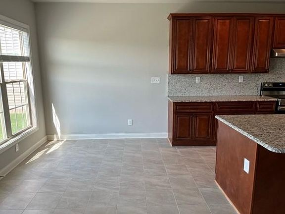 4th image of 248 Blackthorn Dr