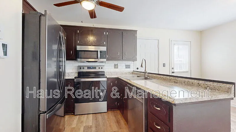 3 bed, 2.0 bath, 1350 sqft, $1,645 — Photo 3