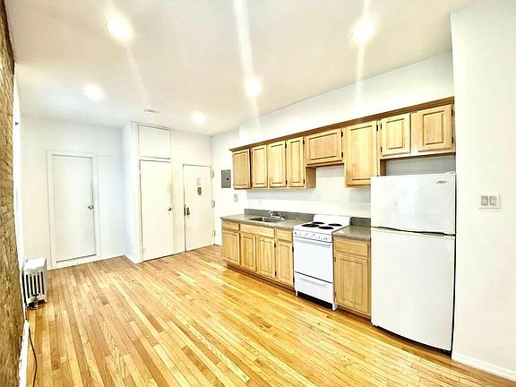 2nd image of 206 E 6th St #5D