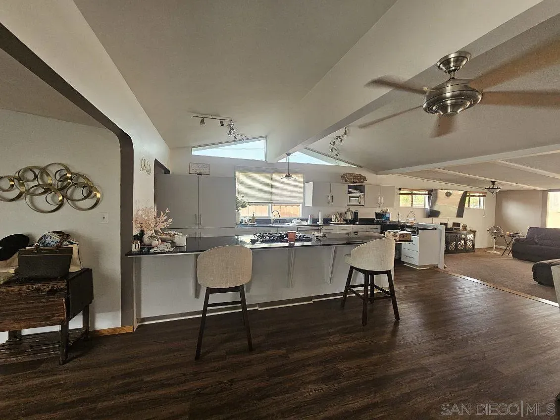 3 bed, 2.0 bath, 1570 sqft, $4,300 — Photo 3