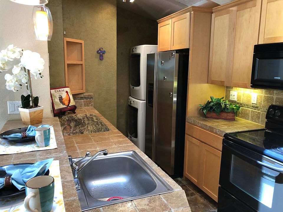 2nd image of 921 Villa Ter