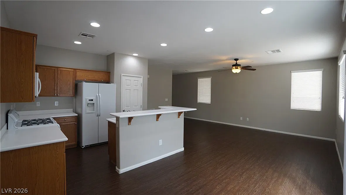 4 bed, 2.5 bath, 1627 sqft, $1,990 — Photo 3