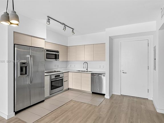 3rd image of 4250 Biscayne Blvd APT 805