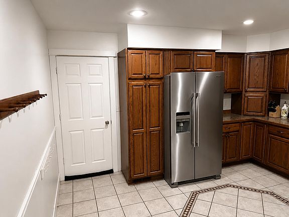 4th image of 1055 Spruce St